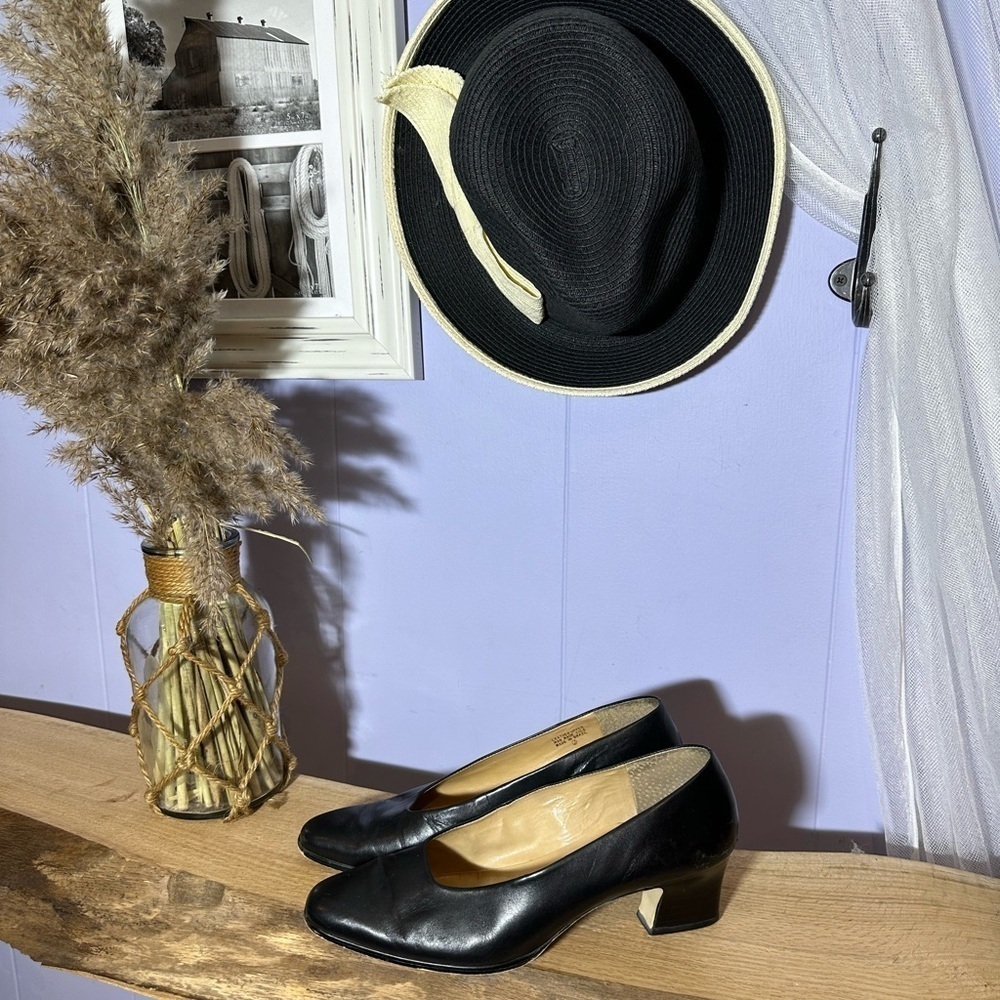 Vintage classic pumps